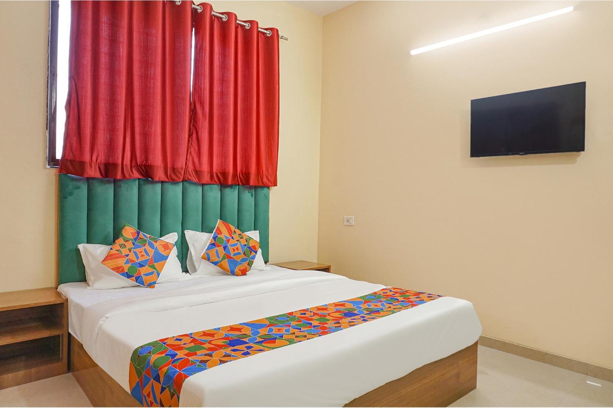 Fabhotel Falcon Inn -Behind The Dmart Baner Пюн Екстериор снимка
