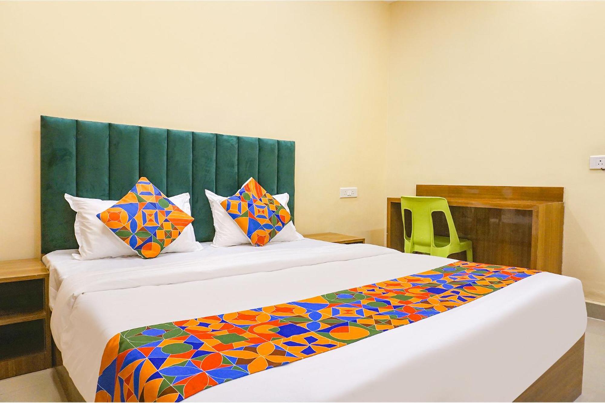 Fabhotel Falcon Inn -Behind The Dmart Baner Пюн Екстериор снимка