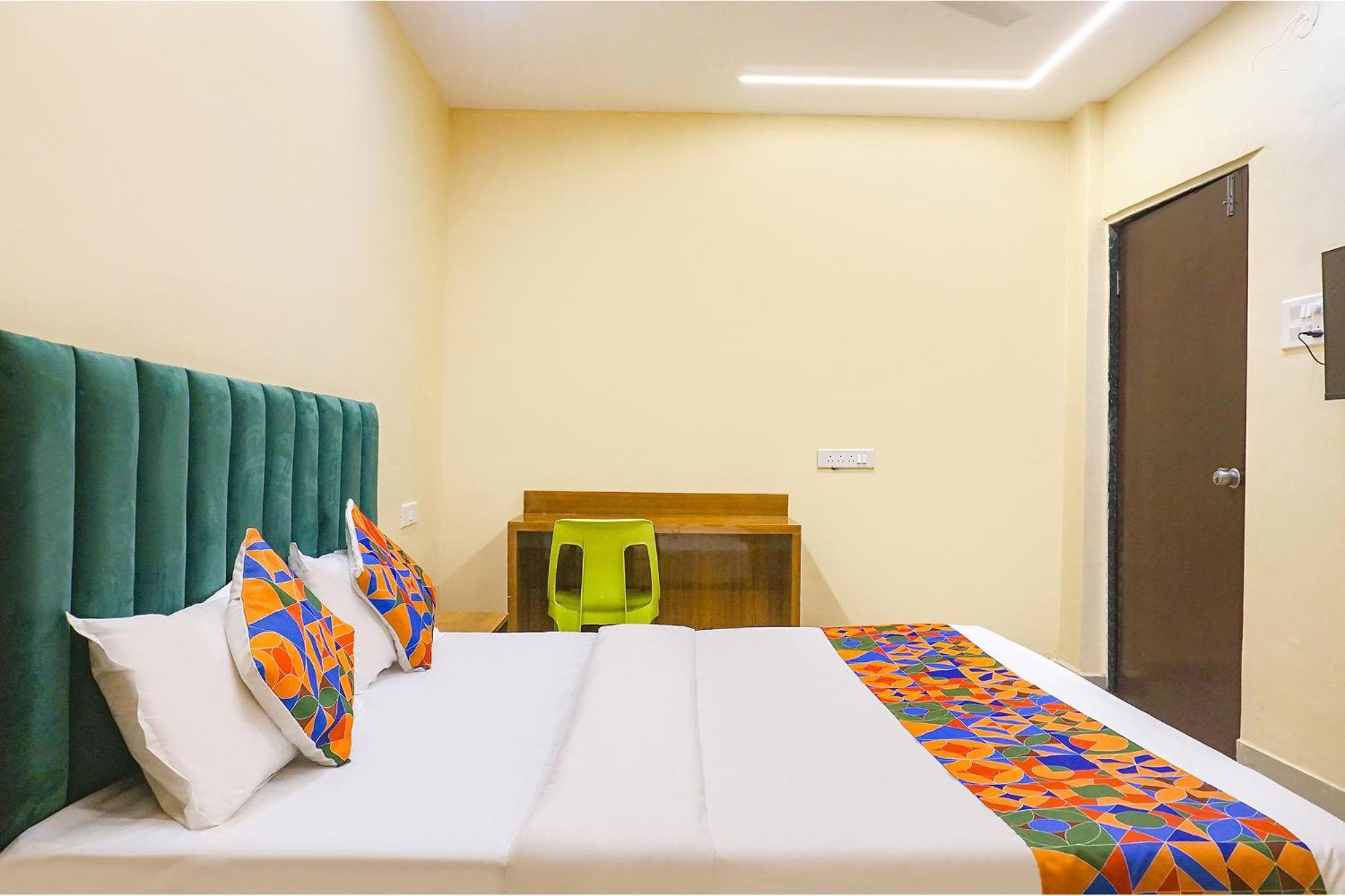Fabhotel Falcon Inn -Behind The Dmart Baner Пюн Екстериор снимка